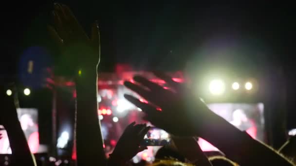 Konserdeki ya da partideki izleyiciler cep telefonlarıyla video çekiyor, konserdeki insanlar android kullanarak fotoğraf çekiyor — Stok video