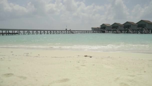 Traditionelle Over-Water-Villen an tropischer Lagune, erstaunliche Bungalows des Resorts — Stockvideo