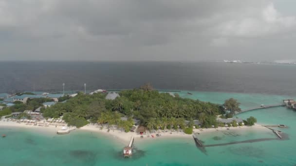 Ilhas exóticas, bela vista drone na estância costeira caro entre a água e vegetação tropical — Vídeo de Stock