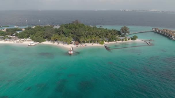 Îles tropicales, excursion estivale à la côte de villégiature avec maisons de bungalows en bois et végétation exotique parmi l'eau de mer chaude turquoise, vue aérienne — Video