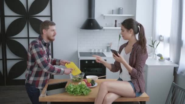 Természetes étel, boldog család, hogy szelfi fotó a mobiltelefon, miközben főzés egészséges ételeket ebédre wellness és súly normalizálás — Stock videók