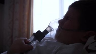 Nebulizer prosedürü, maskeli çocuk astımı önlemek için astım ilacıyla nefes alıyor.