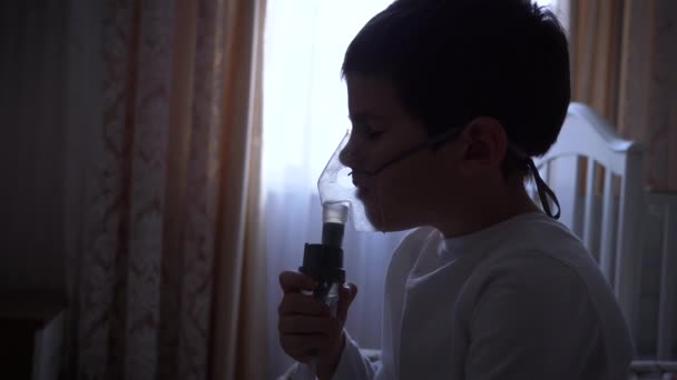 Gyermek kezelés, beteg kisfiú Kezeli gyulladás légutak keresztül porlasztó gyógyszerrel — Stock videók
