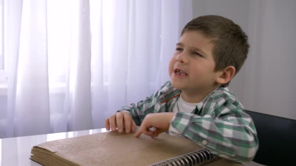 Oktatás vak, beteg gyermek fiú olvasás Braille könyv karakterek font látássérült ülő asztalnál — Stock videók