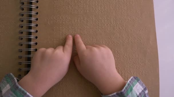 Niño con discapacidad visual leer libro braille con caracteres fuente — Vídeo de stock