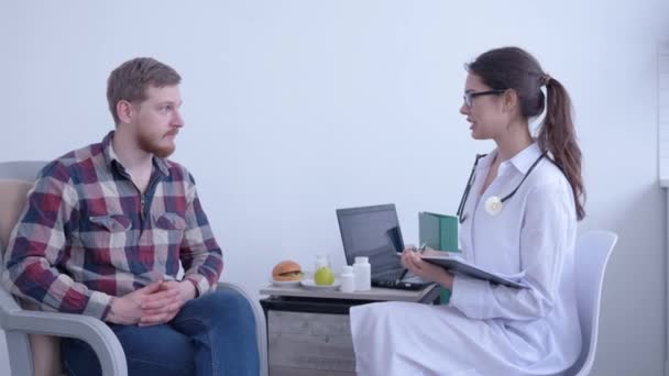 Medicina, jovem cliente cumprimentar aperto de mão com médico nutricionista e consultas sobre perda de peso e nutrição saudável durante a tomada de plano de dieta — Vídeo de Stock