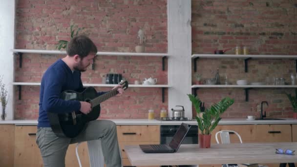 Pasatiempo musical, alegre barbudo guitarrista chico aprendizaje jugar instrumento musical de cuerda utiliza ordenador portátil con formación de vídeo en línea y disfrutar de la música — Vídeos de Stock