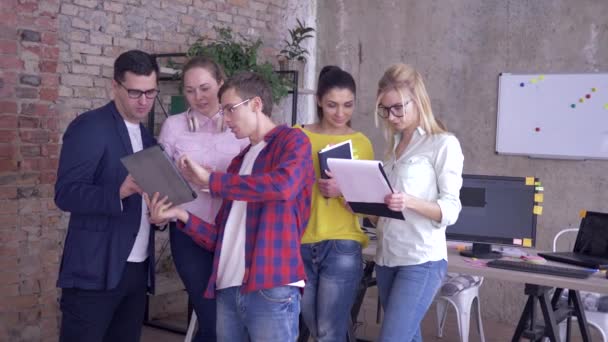Portrét kreativního týmu v moderní kanceláři, šťastní obchodní kluci a dívky během pracovní doby v kanceláři — Stock video