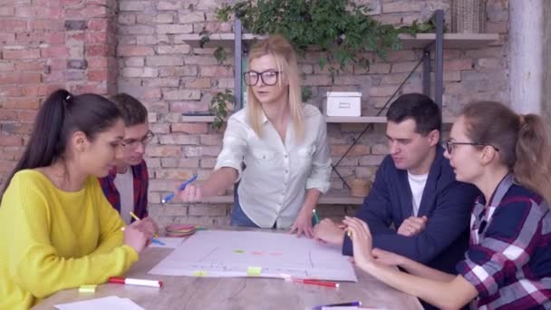 Týmová práce v moderních kancelářích, úspěšní podnikatelé pracující na vývojovém projektu nových podnikatelských nápadů na velkých kreslicích papírech — Stock video