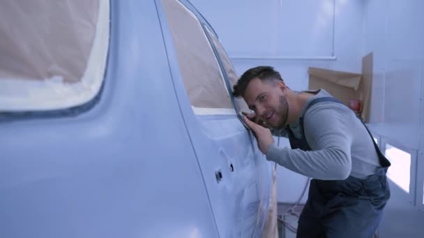 Pulido del coche, auto pintor vehículo de lijado masculino después de pintar a mano en la cámara de pintura durante los trabajos de reparación en la estación de servicio — Vídeos de Stock