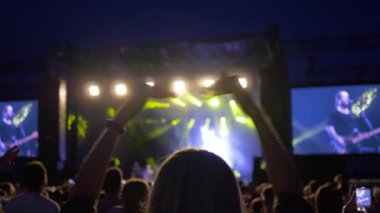 Gece eğlencesi, Aktif hayran kız atlıyor ve alkışlıyor Rock canlı müzik konserindeki insanlar ve parlak sahne