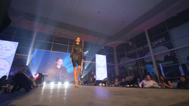 Fashion podium, model woman in high heels in extradant stylish suit of designer collection βόλτες στην πασαρέλα μπροστά στους θεατές του Defile show — Αρχείο Βίντεο
