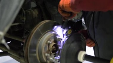 Modern servis atölyesinde araba tamircisi tamir frenleri