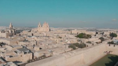 Eski Mdina kasabasındaki Aziz Paul Katedrali 'nin havadan görünüşü, eski binaları olan Malta turistik amblemi.