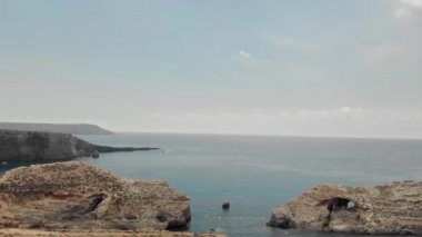 açık gökyüzüne karşı kayalık kıyıları olan deniz manzaralı, drone manzaralı