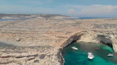 Dalış tesisi, deniz lagünleri, eğlence tekneleri, yatlar ve tatilciler. İnsanlar adalar arasında turkuaz suda yüzüyor.