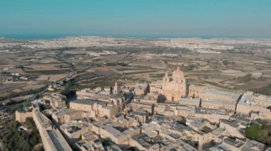 Aziz Paul Katedrali ile antik şehrin üzerinde uçmak Mdina 'nın eski kasabasında eski binalar, üst manzara