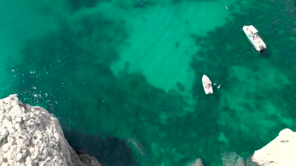 Légi kilátás óceán lagúnák jachtok és sétahajók és nyaralók emberek turisták úszni türkiz víz szigetek között — Stock videók
