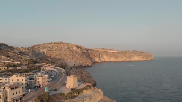 Otelleri ve trafiği olan turistik bir kasaba. Kayalık deniz kıyısında gökyüzüne karşı, hava manzaralı. — Stok video