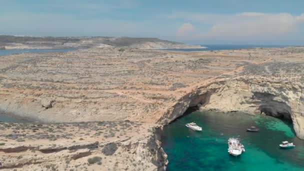 Località di immersione, drone vista sulle lagune marine con imbarcazioni da diporto e yacht e turisti persone nuotare in acque turchesi tra le isole — Video Stock