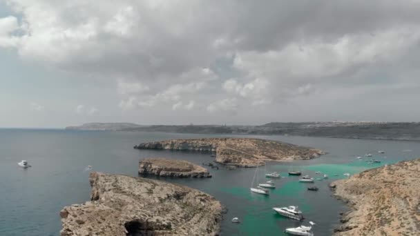 Wiele drogich jachtów pływają na turkusowej wodzie morskiej między wyspami podczas drogich wakacji, widok dron — Wideo stockowe
