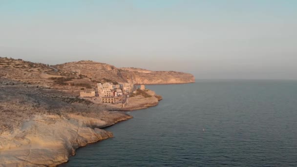 Курортне туристичне місто з готелями і дорогою для руху по скелях моря проти неба, вид зверху — стокове відео