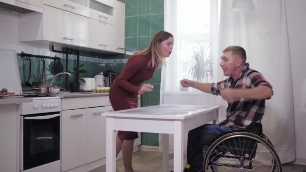 Koppel ruziënd, gehandicapte man in rolstoel schandalig vloekt en schreeuwt tegen elkaar het uitzoeken van een relatie — Stockvideo