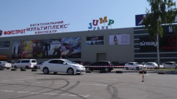 Otomatik ekstrem, alışveriş merkezinin yakınındaki alanda araç turları — Stok video