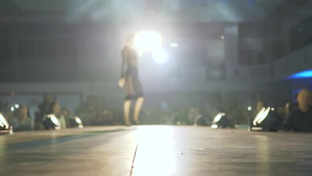 Entreprise de mode, modèle en robe noire et chaussures à talons hauts à l'honneur sur le podium — Video