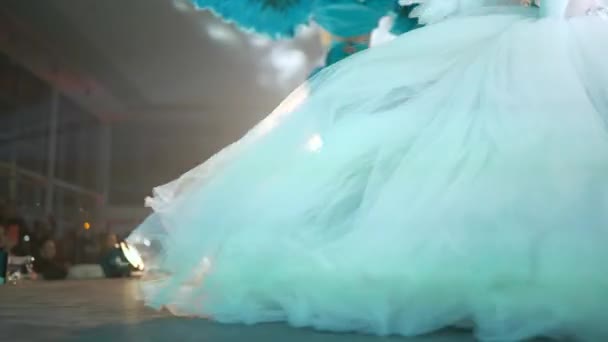 Mode modell i designer klänning och huvudbonad promenader längs catwalk på bakgrund spotlights och rök — Stockvideo
