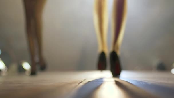 Modèles féminins marcher sur le podium en sous-vêtements en talons hauts au défilé de mode, vue du bas — Video