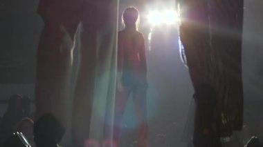 Moda haftasında podyumda şık kıyafetler ve rahat ayakkabılar giyen güzel mankenler.