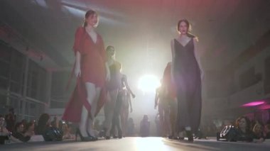 Akşam moda etkinliği, iç çamaşırlı ve elbiseli seksi kadınlar güzellik yarışmasında podyumda yürüyorlar.