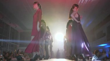 Moda haftasında podyumda kadınlar için tasarımcı iç çamaşırı ve elbise sunumu