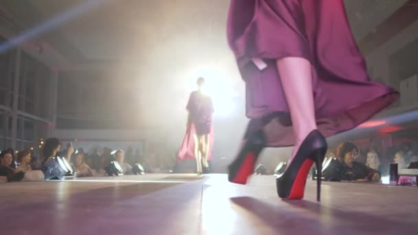 Fashion business, meisjes in zijden kamerjassen lopen langs baan in avondshow — Stockvideo