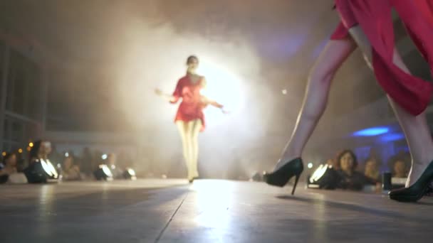 Przemysł mody, kobieta w jedwabnym szlafroku chodzić wzdłuż wybiegu na stylowe wydarzenie — Wideo stockowe
