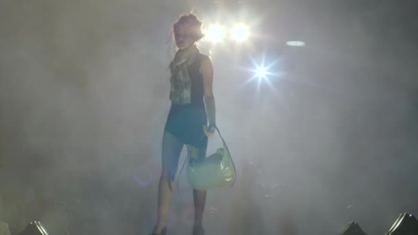 Modellen poseren op catwalk met nieuwe collectie van handtassen in verlichting en rook — Stockvideo