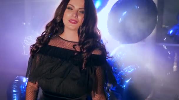 Heldere ballonnen in handen van gelukkig brunette in achtergrondverlichting in mist op avond evenement — Stockvideo