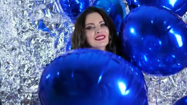 Яркие надувные воздушные шары в руках довольной девушки с вечерним макияжем и парикмахерским праздником — стоковое видео