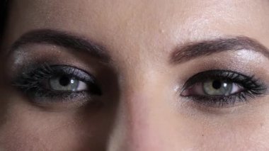 Şık makyajlı güzel bir kadının gözlerinde uzun kirpikleri vardı.