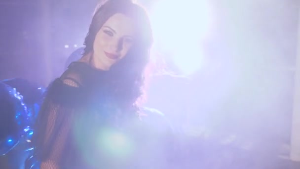 Színes lufik kezébe gyönyörű hölgy ködös éjjel party — Stock videók