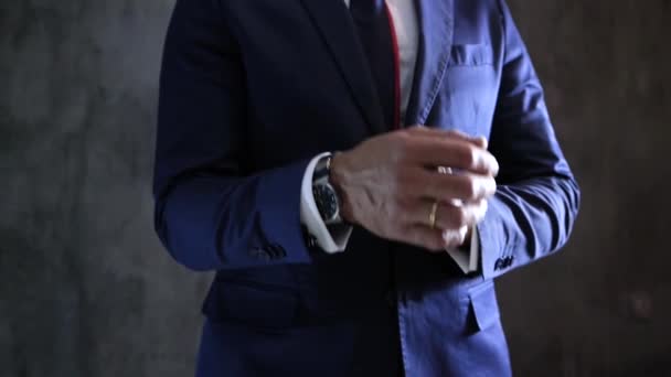 Stile maschile, uomo d'affari in abito raddrizza maniche di camicia bianca, orologio da polso e anello di fidanzamento — Video Stock