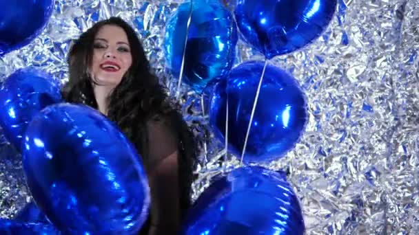 Morena alegre con maquillaje de noche entre brillantes globos inflables en el evento — Vídeo de stock