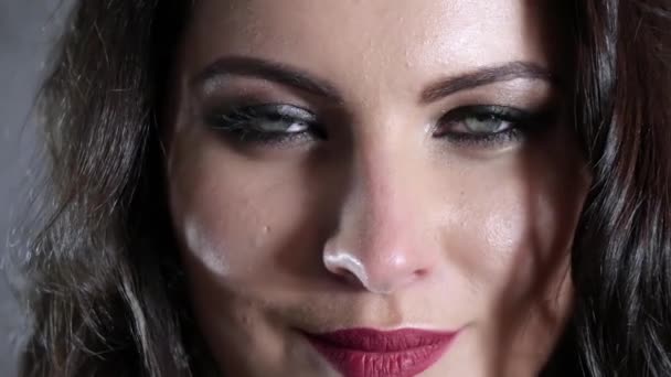 Sguardo seducente di femmina con trucco di sera — Video Stock