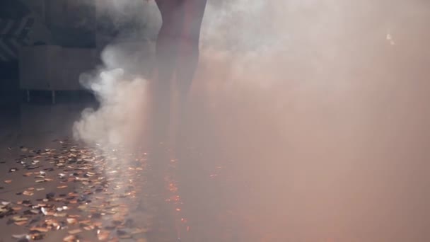 Silhouette de belles jambes féminines marchant vers l'avant en épaisse fumée — Video