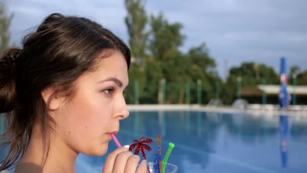 Attraktiv flicka dricker cocktail nära Poolside på sommarsemester — Stockvideo