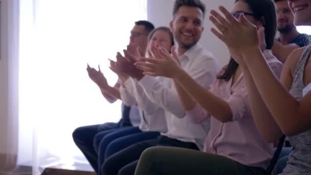 Весела ділова група аплодує спікер після презентації на тренінгу крупним планом — стокове відео