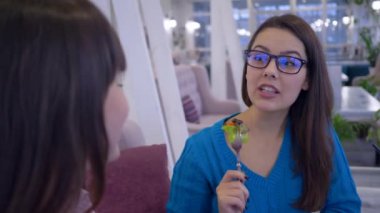 Kafedeki neşeli kız arkadaşlar, restoranda kahvaltıda konuşan mutlu kadınlar.