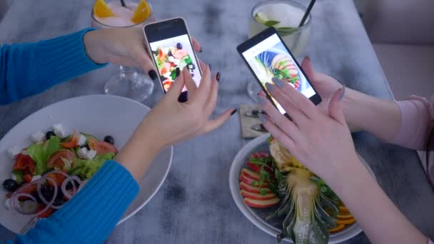 Blogging, chicas manos viendo fotos de hermosa comida en el teléfono móvil durante sabroso almuerzo de dieta para bajar de peso — Vídeos de Stock