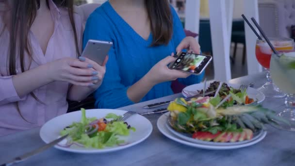Блог, руки подруг фотографируют красивую полезную еду на мобильный телефон во время завтрака во время диеты для потери веса в кафе — стоковое видео